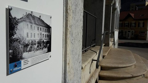 Une plaquette commémorative a été installée sur l'hôtel de ville à l'occasion du 1150e de Tavannes