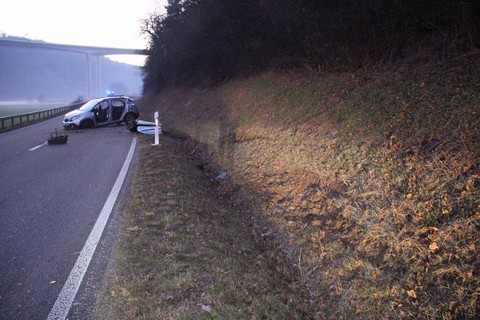 La voiture est sortie de la route près de l'îlot à la sortie de Courtedoux.