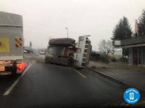 Pelleteuse tombée du camion