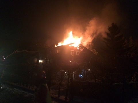 L'incendie a ravagé la toiture de l'édifice (photo: police cantonale bernoise)