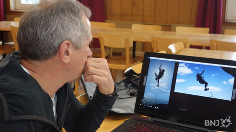 Gérard Chaignat devant les images de son film