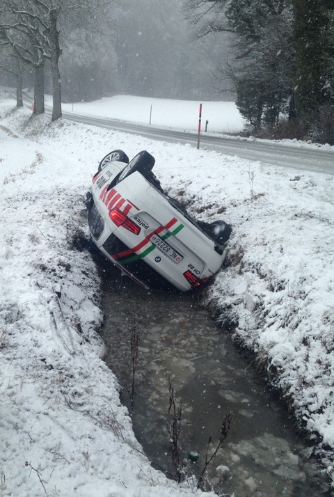 Une voiture de police a terminé sa course dans le fossé alors que son conducteur se rendait d'urgence sur les lieux d'un accident, au col de la Tourne. lors qu'elle se rendait d'urgence sur les lieux 
