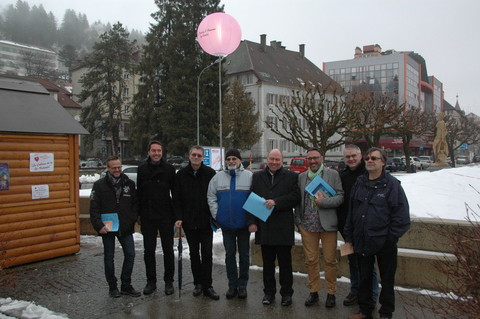 Le Conseil communal et les artisans du Locle, capitale de la Saint-Valentin, posent devant la Boule d'amour géante.