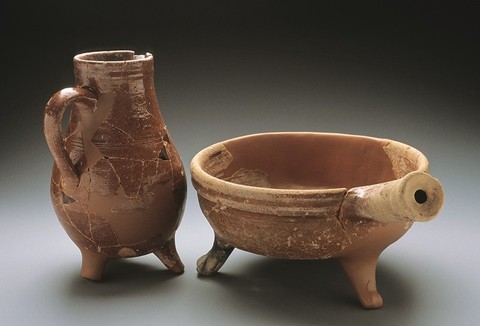 Caquelon et cruche tripodes, un exemple de forme typique de poterie réfractaire de Bonfol. (photo : OCC-SAP, B : Migy)