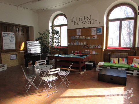 Le salon fait office de point de rencontre
