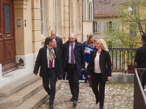 Isabelle Weber, à droite, dimanche lors de la montée du Château des candidats PLR.