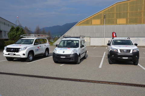 Les deux nouveaux véhicules des services industriels de Moutier. Celui du service de l'électricité tout à gauche et celui du service des eaux tout à droite.
