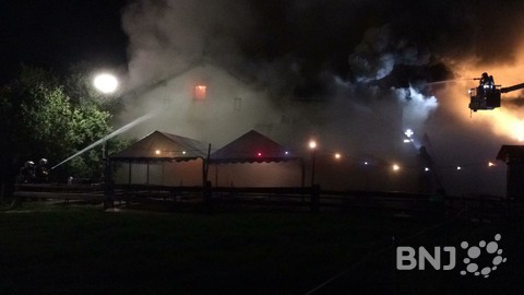 Les pompiers tentent de maîtriser les flammes.