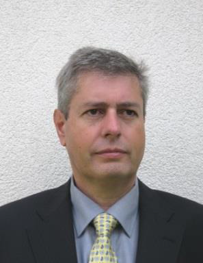 Patrick Rebstein possède une formation de chimiste. 