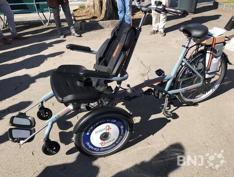 Ce vélo permet aux invalides de vivre une balade.