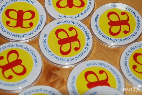 Parmi les actions réalisées par les membres de l'ANAAP à l'occasion des 20 ans de l'association : la création de badges.