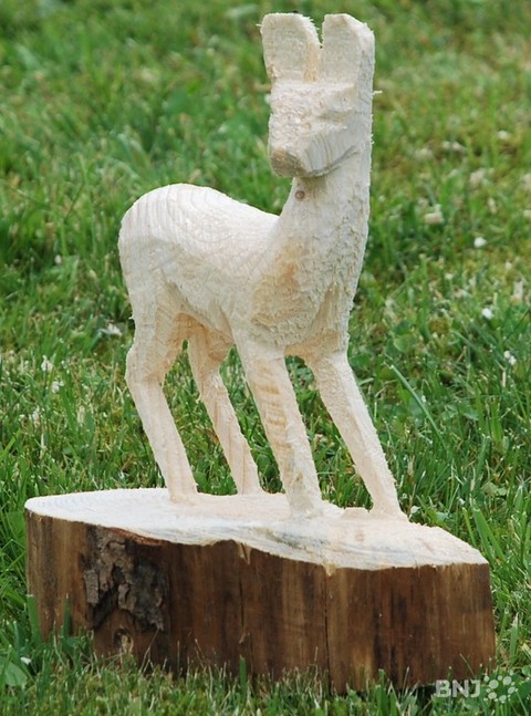 La biche sculptée samedi par Denis Sandona mesure une dizaine de centimètres de haut.