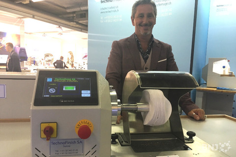 Vincent Bon, le patron de Technofinish, devant le banc de polissage.