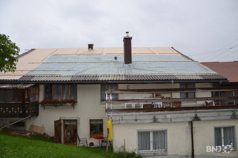Vue d'un toit endommagé à Saicourt