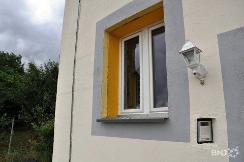 La police a brisé une vitre pour pénéter dans la bâtisse