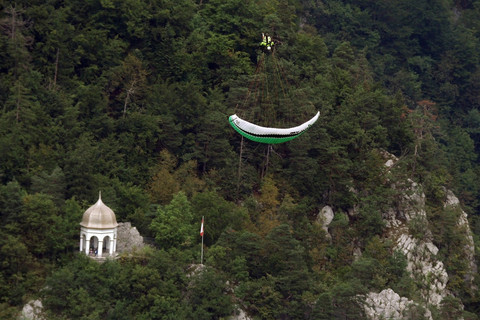 Parapente au-dessus de Moutier