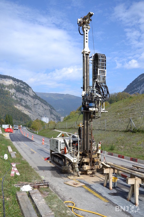Matériel de forage sur l'A16 à la hauteur de Rondchâtel