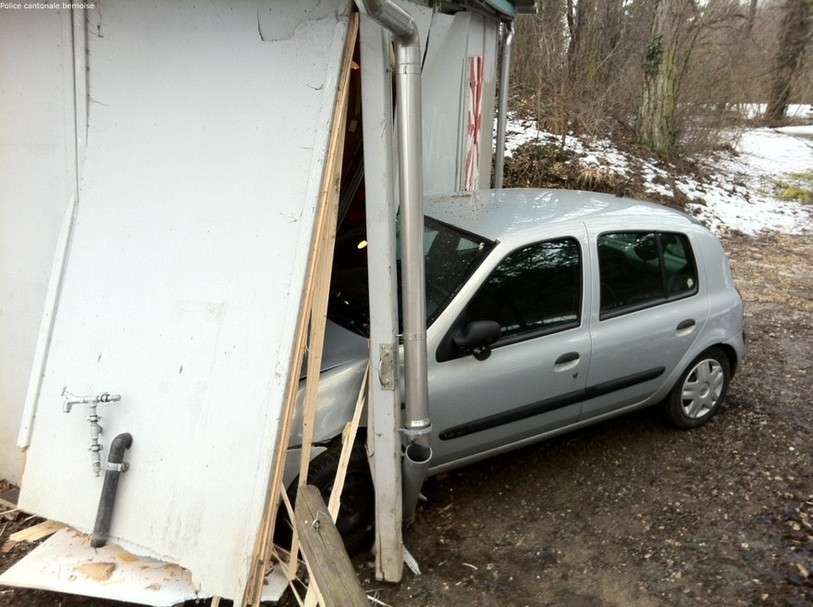 Une voiture a foncé dans une cabane à la route de la montagne de Boujean