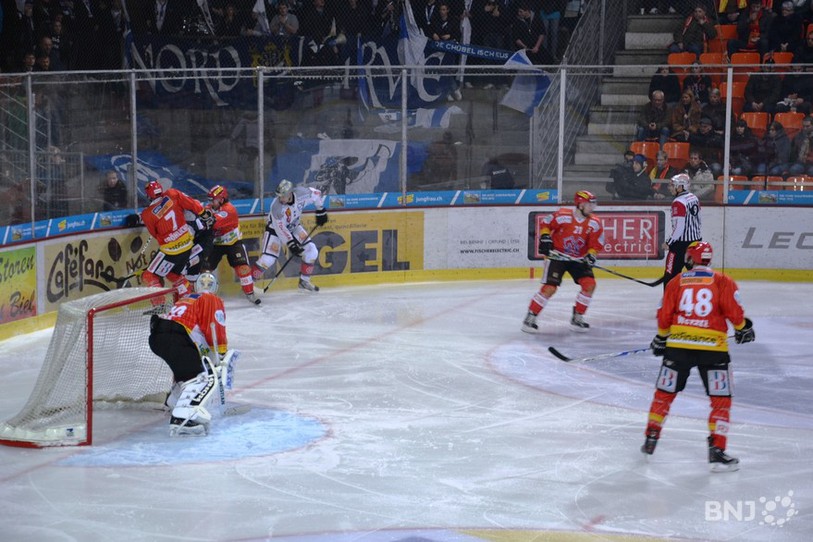 Le HC Bienne a dû concéder une défaite vendredi soir à Adelboden. (photos: archives)