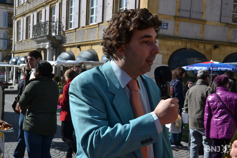 Carlos Henriquez, membre des Peutch et organisateur de l'évènement a interviewé le public à la recherche de sujets d'improvisations.