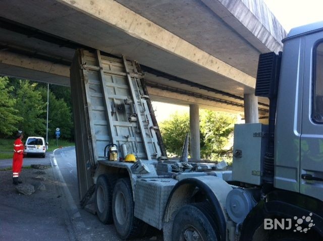 Camion coincé sous le pont de l'A16 à Tavannes
