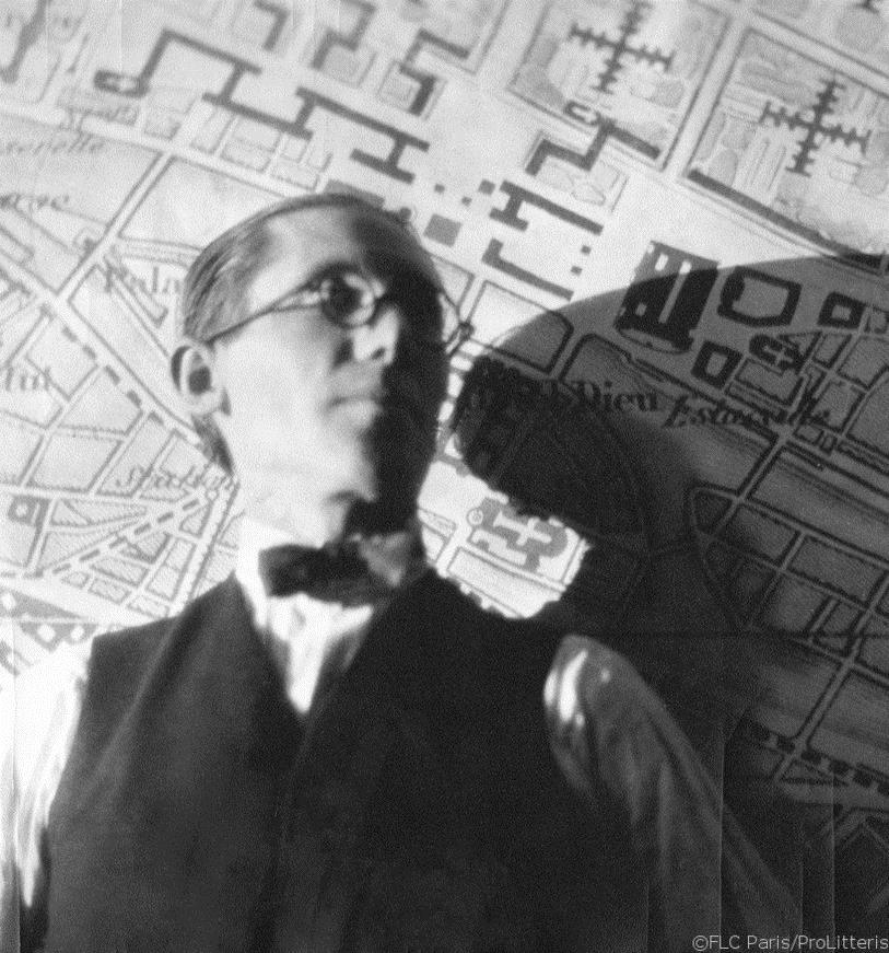 Le Corbusier devant le Plan Voisin, 1925