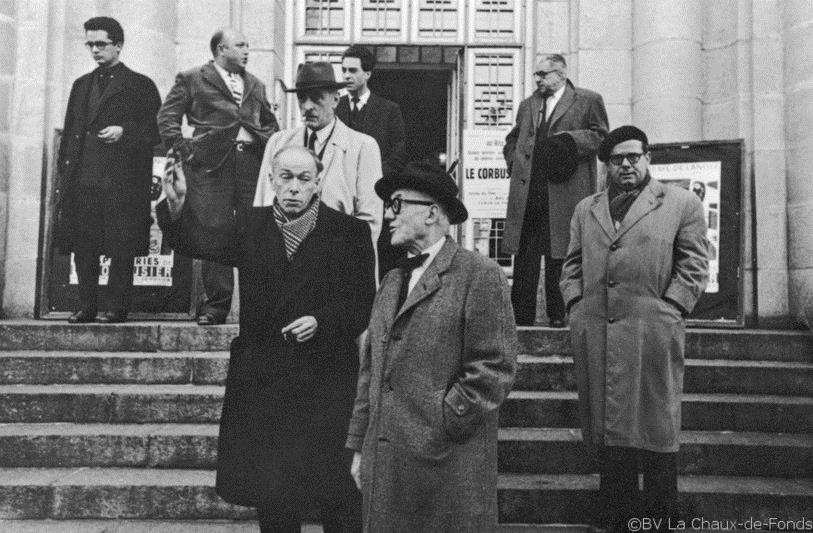 Le Corbusier à l'inauguration de l'exposition Le poème de l'angle droit et 17 tapisseries de Le Corbusier au Musée des Beaux-Arts de La Chaux-de-Fonds, 1957