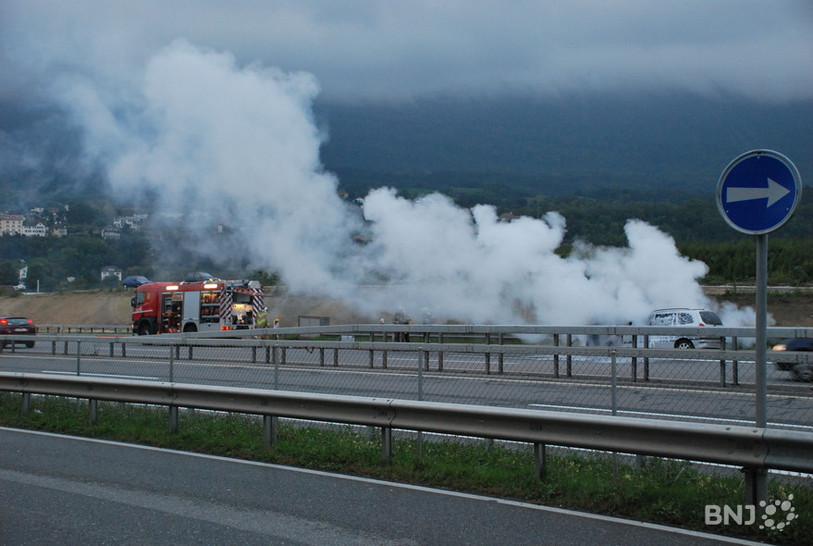 Voiture en feu à Marin