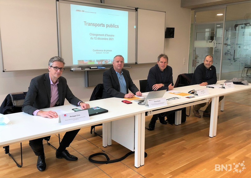 Philippe Cina (responsable Marché & Clients Suisse romande chez CarPostal), David Asséo (chef de la Section de la mobilité et des transports du Service du développement territorial), David Eray (ministre de l'Environnement) et Ernest Borruat (conseiller communal de Delémont) ont présenté l'horaire 2022 des transports publics dans le Jura.