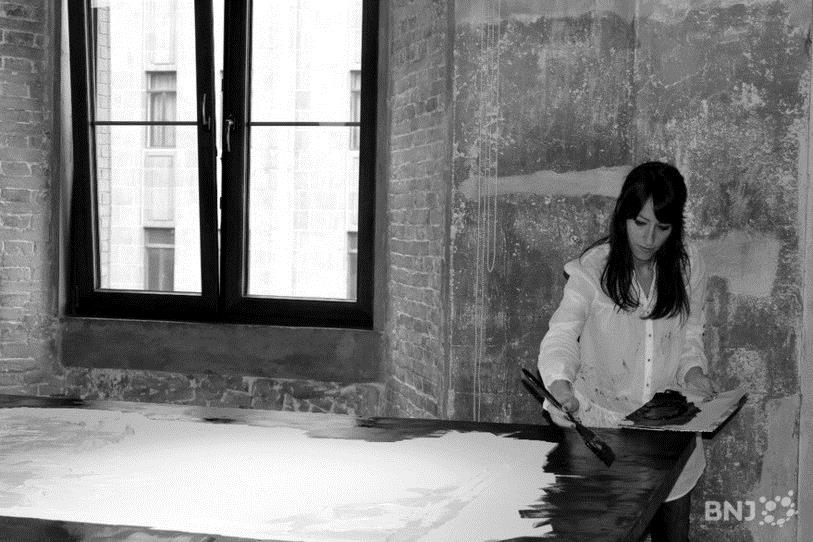 Géraldine Renggli prépare ses tableaux pour son exposition