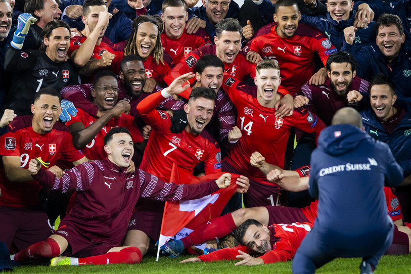 L'équipe de Suisse de football savoure sa qualification pour la Coupe du monde 2022 (photo : EPA/URS FLUEELER).