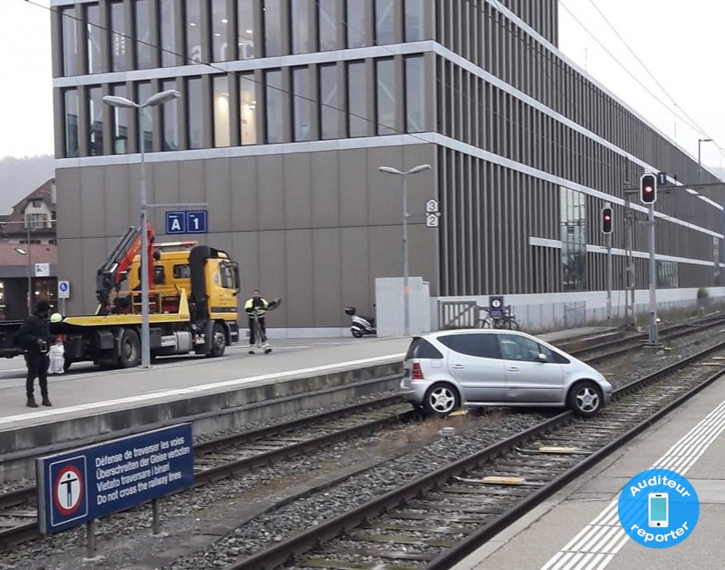 Une voiture a terminé sa course sur les rails à la gare de Delémont (photo : auditeur reporter).