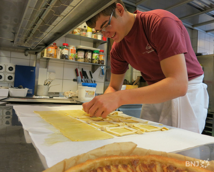 Luc, 16 ans, apprenti cuisinier en 2e année d'apprentissage, s'intéresse à son futur métier depuis tout jeune.