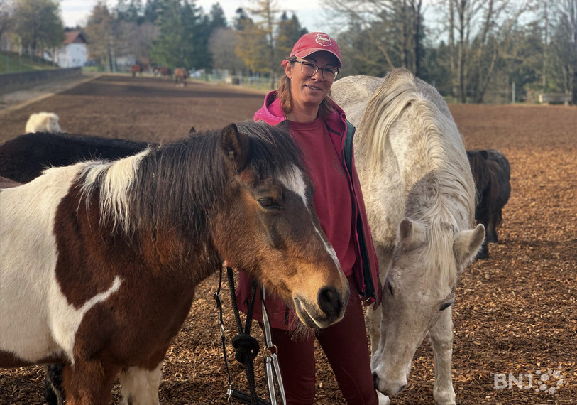 Cynthia Rindlisbacher, palefrenière au home pour vieux chevaux du Roselet.