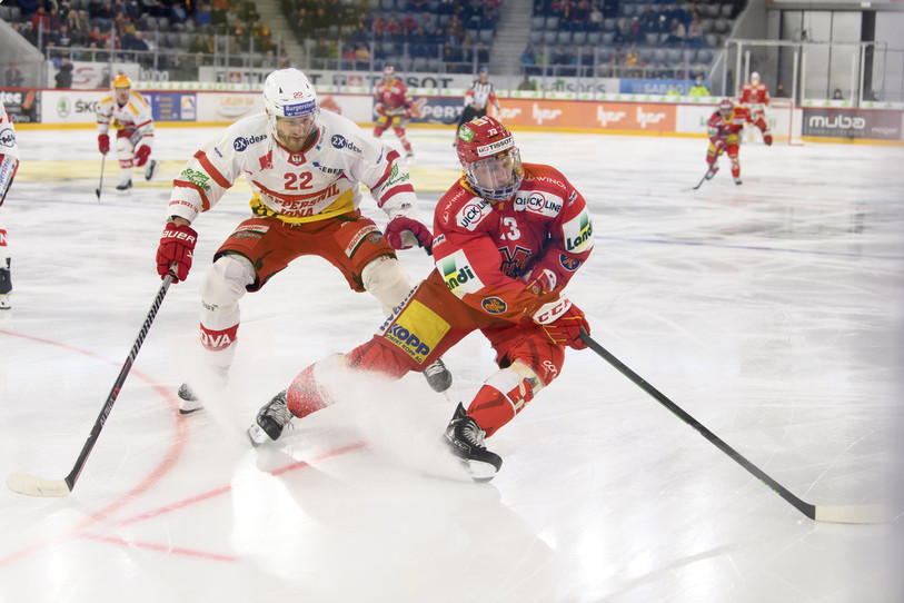 Mike Künzle (ici en rouge face à Rapperswil) portera le maillot du HC Bienne durant deux saisons supplémentaires (photo : KEYSTONE/Anthony Anex).