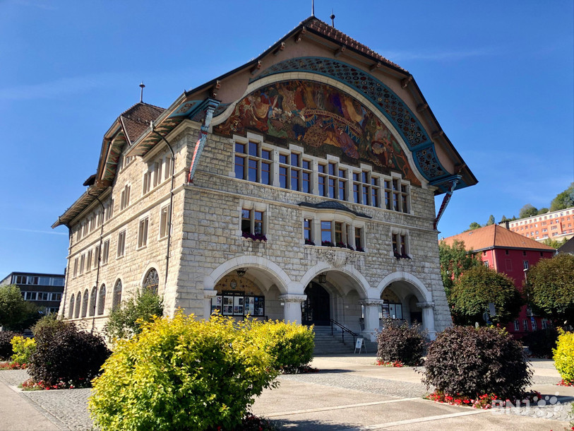 L’Hôtel-de-Ville du Locle, celui de Neuchâtel et le couvert de la gare de La Chaux-de-Fonds