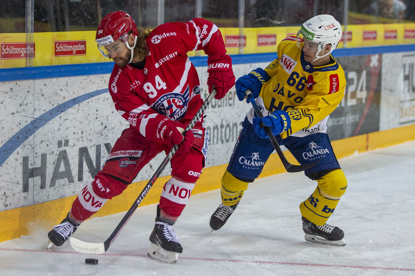 Valentin Nussbaumer (à droite ici face à Rapperswil) va devoir s'armer de patience avant de revêtir à nouveau le maillot de Davos (photo : KEYSTONE/Patrick B. Kraemer).
