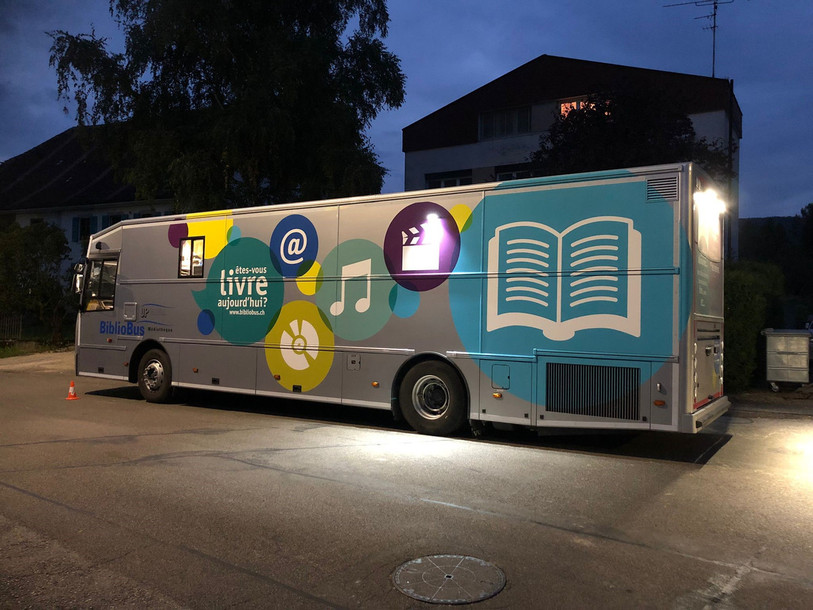 Le Bibliobus propose des tournées en plein air pour permettre aux personnes qui n'ont pas de certificat Covid d'accéder à la lecture (photo : Bibliobus).