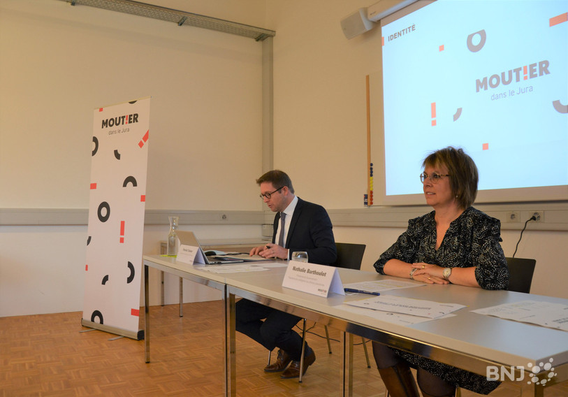 Nathalie Barthoulot, présidente du Gouvernement jurassien, et Patrick Tanner, responsable de l'accueil de la ville de Moutier, ont présenté un projet pour le transfert de la cité prévôtoise dans le Jura.