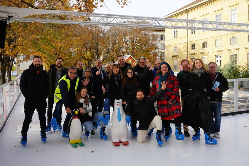 Les autorités de Neuchâtel et les différents acteurs de la ville ont inauguré la patinoire en plein air qui s'ouvrira gratuitement au public du 26 novembre au 27 février sur le quai Ostervald. (Photo : Ville de Neuchâtel)