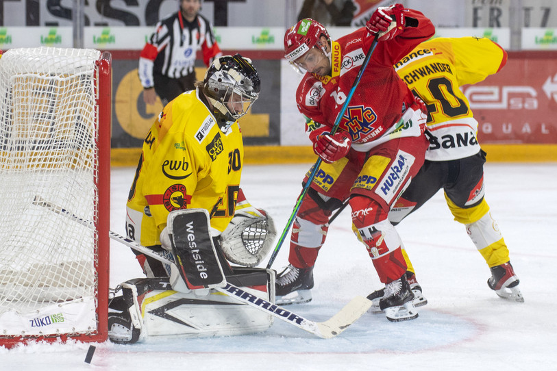 Fabio Hofer (ici face à Berne) se plaît dans les rangs du HC Bienne (photo : Keystone/Marcel Bieri).