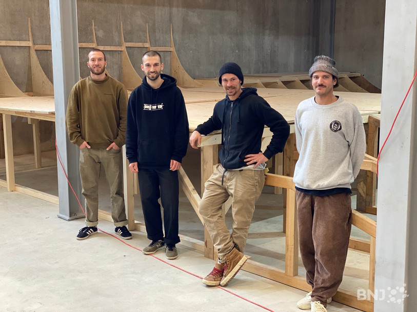 Ils font partie des nombreuses fourmis à s'activer à la construction du skatepark. De gauche à droite : Maël Huguelin, Alexander Jespersen, Stéphane Torres et Julien Emch.