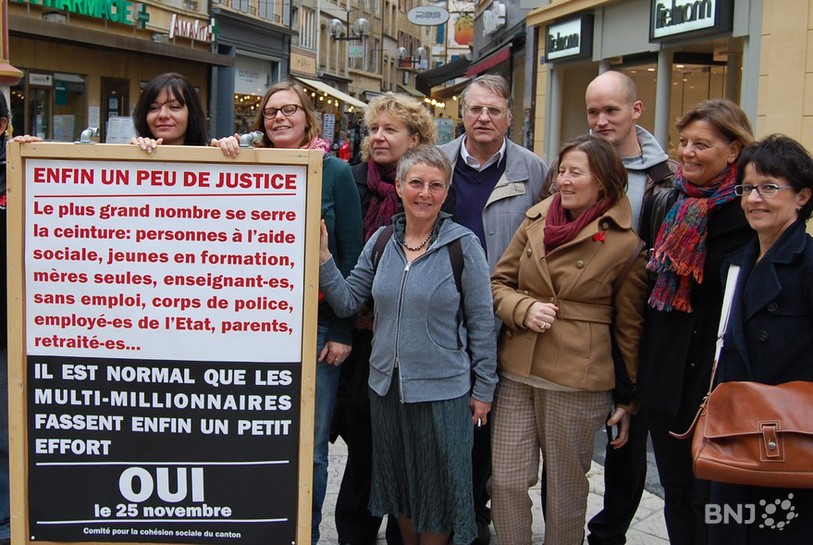 Le Comité pour la cohésion sociale du canton à lancer sa campagne jeudi matin devant la fontaine de la jutsice à Neuchâtel. Un lieu symbolique.