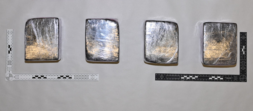 Durant l'interpellation, l'un des hommes portait sur lui environ quatre kilos d'héroïne ainsi que plus de dix mille francs en espèces. (Photo : Police cantonale bernoise)