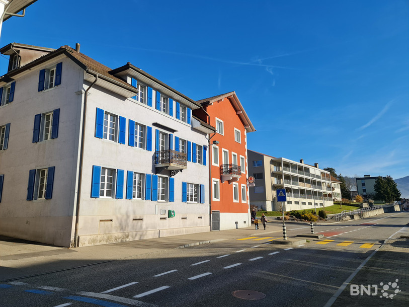 La bâtisse, qui jouxte le restaurant, présente un potentiel intéressant par son volume et son emplacement central dans le village.