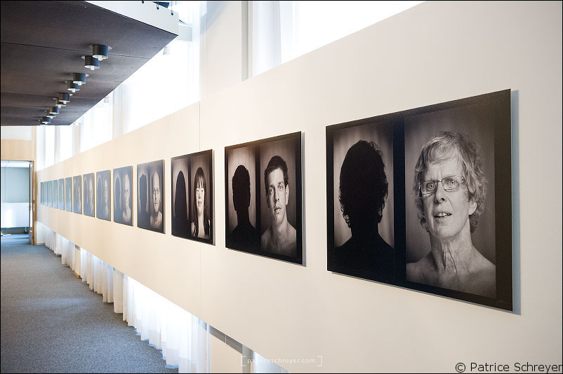 Les portraits de l'exposition (in)différence ont été réalisés lors d'une séance photos, contrairement à ceux présentés dans l'ouvrage Regarde-moi, qui ont été pris sur le vif.