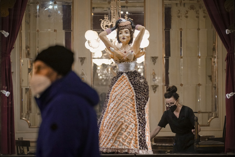 Les magasins non essentiels, restaurants, salles de concert et cinémas seront fermés dès lundi. (Photo : AP/VADIM GHIRDA)
