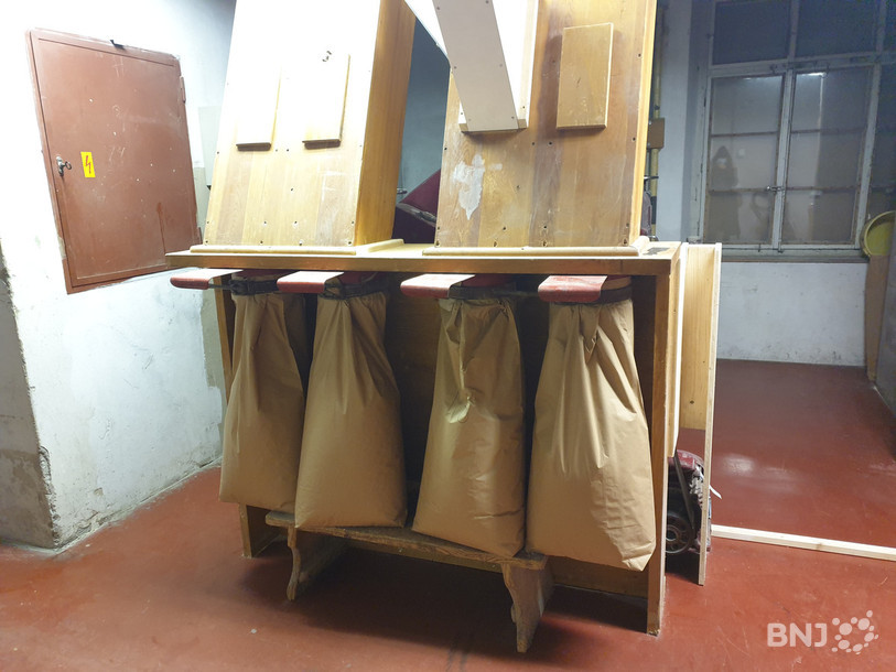 La famille Zürcher produit sa farine juste à côté de son épicerie, dans son propre moulin. Elle propose aux clients curieux de visiter ce dernier.