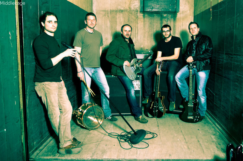 Le groupe de rock Middlecage est à la recherche d'un nouveau guitariste