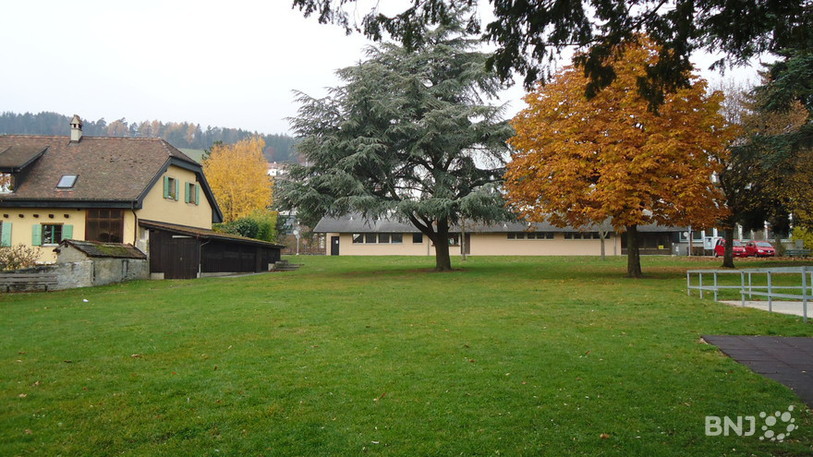 La grande salle, au fond du verger communal, pourrait être refaite.
